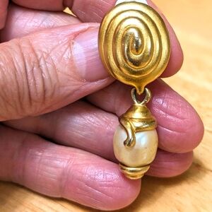 Vintage Caroline Herrera pearl drop brushed GOLD single clip vintage earring